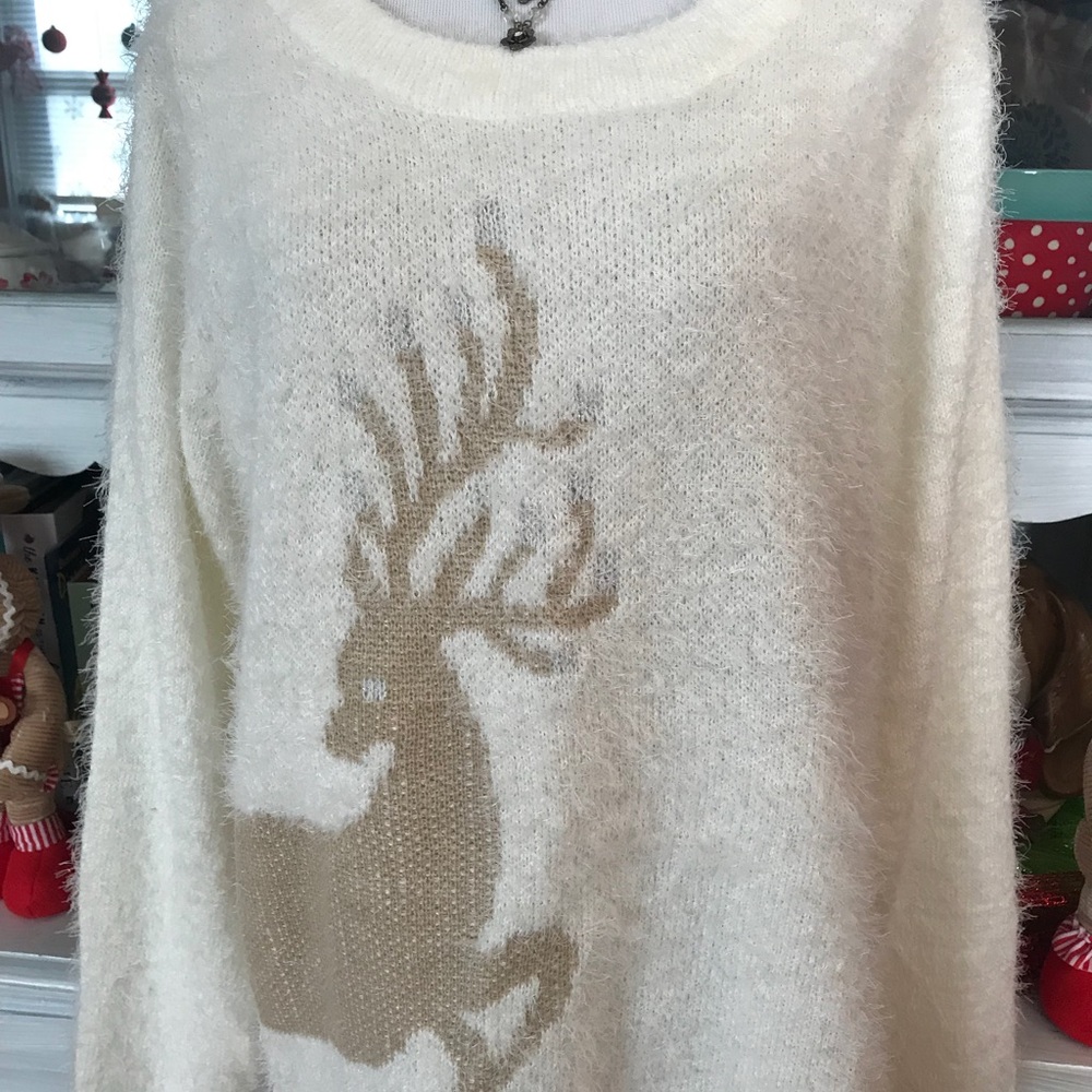 Gorgeous sweater with a lovely deer on the front